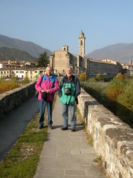 Il prof. Mario Pampanin ed Enea sul Ponte Gobbo a Bobbio (25175 bytes)